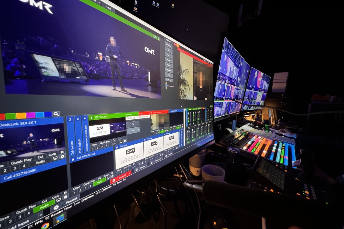 Bildregie mit vMix auf einem Ultrawide-Monitor, daneben Multiviewer und Pult, bei einer Konferenzproduktion