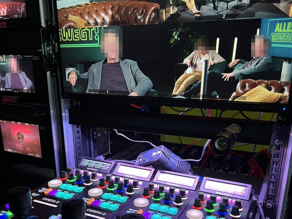 Bedienfeld für Kamerasteuerung vor einem Multiviewer in einer Talkproduktion