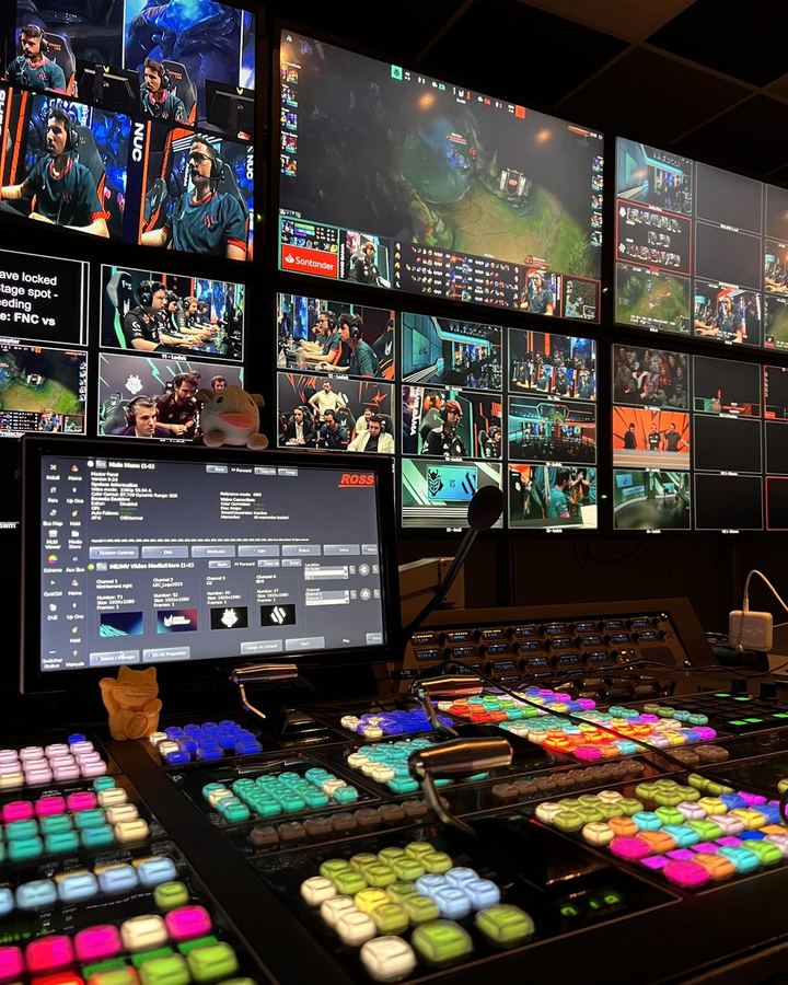 Regiepult mit Multiviewer-Wand in einer E-Sports-Produktion