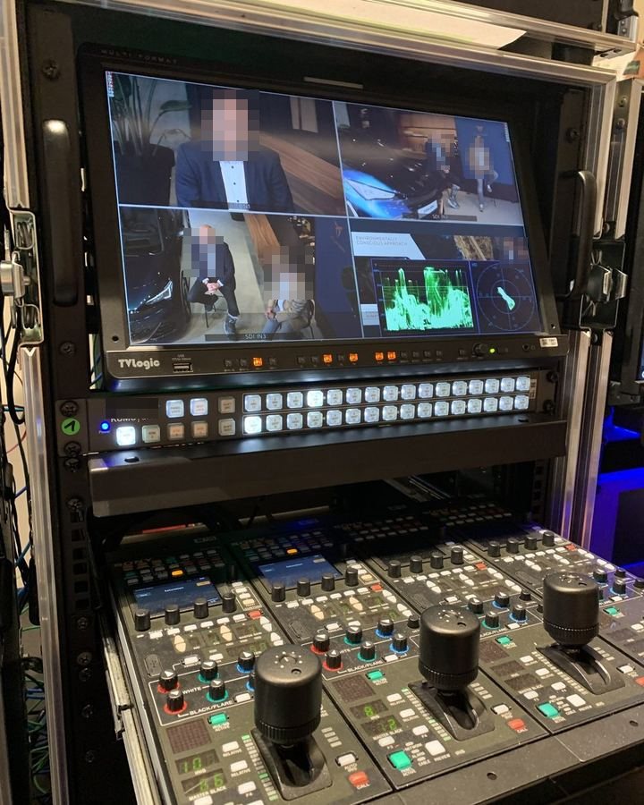 Rack mit Multiviewer und Kamerasteuerung für eine Interview-Produktion