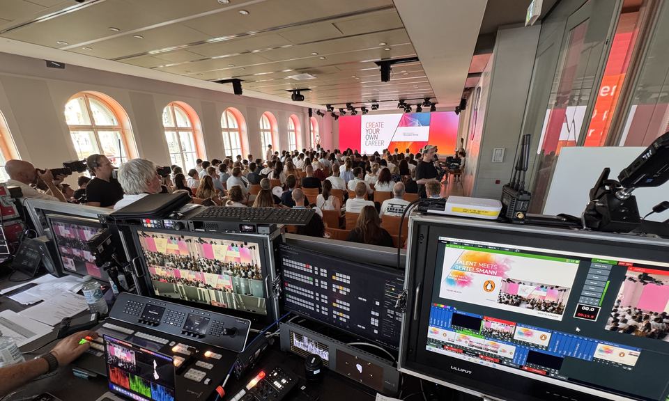 Regiepult im Konferenzsaal mit Blick auf Bühne und Publikum